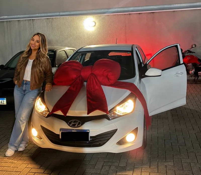 La creadora del curso junto a su primer auto